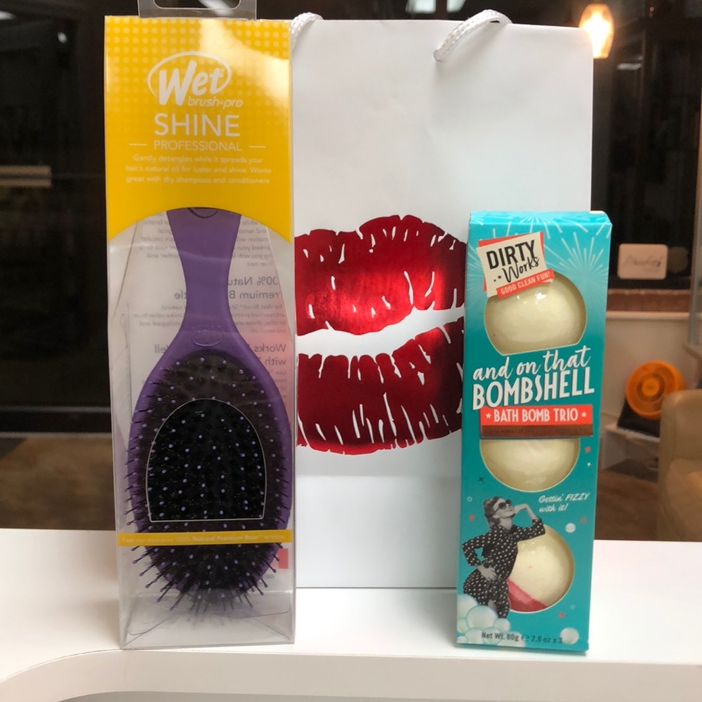 Wet brush and bath bomb duo
